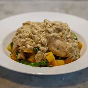 Roasted chicken and vegetables with cheese sauce